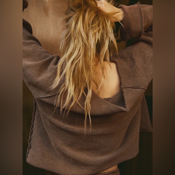 Joah Brown Off the Shoulder
Slouchy Sweatshirt Brown Size L NWT - Picture 7 of 7